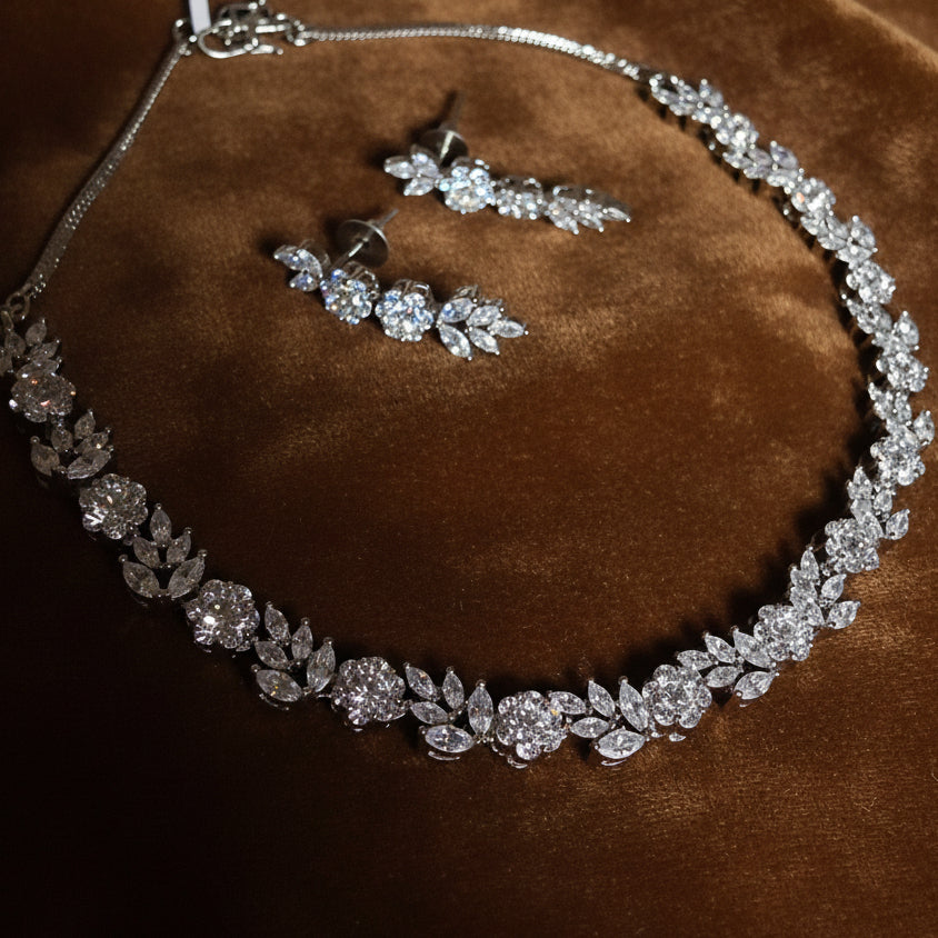 White Neve Necklace Set